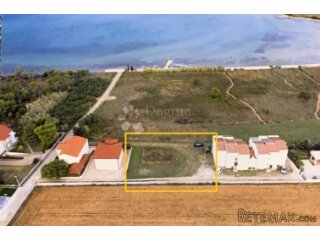 Atraktivno građevinsko zemljište 633m² svega 130m od mora!