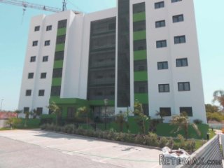 Los apartamentos se ubican en Mil Palmeras, en un complejo..