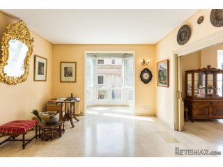 Magnificent apartment to renovate with project is located..