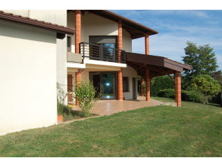 4 Bed Modern Villa With Pretty Garden..