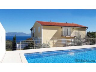 ISTRA, KUĆA 450 M2 - 8 APARTMANA, BAZEN I POGLED NA MORE!
