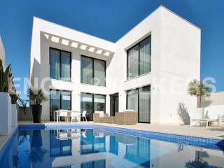 IMPRESSIVE MODERN VILLA IN CUIDAD..