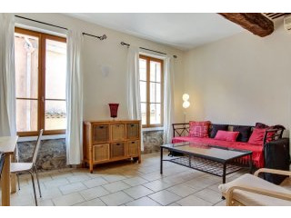 32m2 1 bed in a quiet pedestrian street..