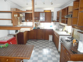 Guesthouse with 15 units at central..