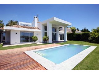 Villa for sale in Nueva Andalucia..