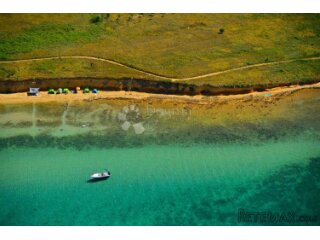 Neposredno uz turističko naselje Zaton Holiday Resort