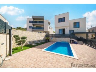 Vodice – luksuzna novogradnja s bazenom i panoramskim pogled