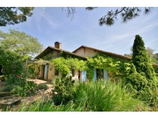 Charming Stone property with 3 bedrooms..