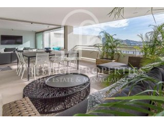 Luxury apartment situated in the Marina..
