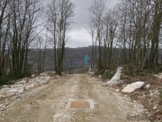 Pićan, nedaleko gradske jezgre prodaje se atraktivno..