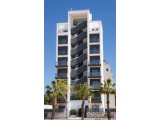 Los apartamentos se ubican en Guardamar del Segura, en un..
