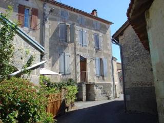 5 bedrooom village house, near all shops