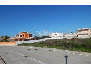 Nice plot for construction with sea..