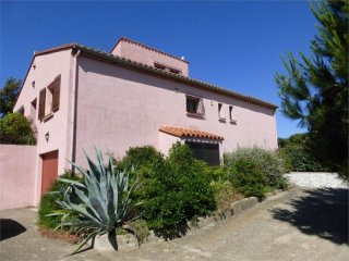 Spacious Villa In Quiet Residential..