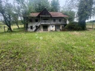 Građevinsko zemljište 1.600 m2 sa starom kućom za rušenje -