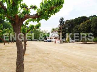 Ideal business opportunity next to Golf..