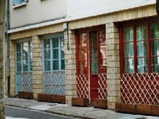 2 Bed House with Riverside Garden