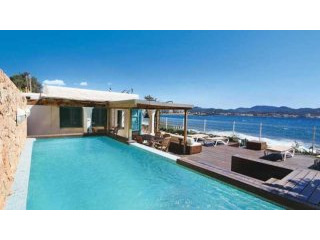 Beautiful villa on first sea line