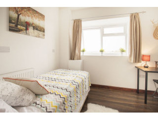 Single with single bed near Acton Town..