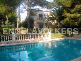 Villa at a short distance from the beach