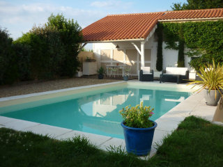 Spacious 3 bedroom house with pool in..