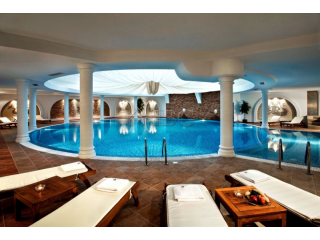 2-bedroom apartment with a fireplace in..