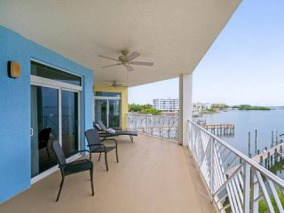 3 Beds & 3 Bath Apartment In Pam Beach...