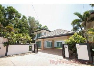 5 Bedroom House for sale in East..