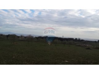 KRASAN GRAĐEVINSKI TEREN NA RUBU SELA - POGLED MORE