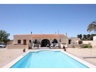 Villa with pool in Villena can be split..
