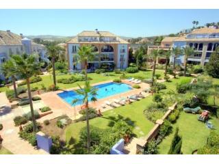 Front Line Beach Apartment with Direct..