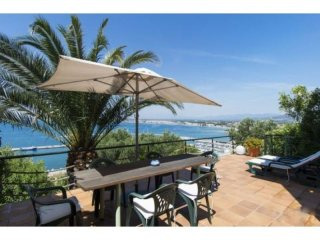 Exceptional Modern House With Direct..
