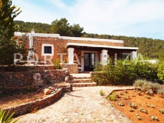 Antique finca between San Jose and..
