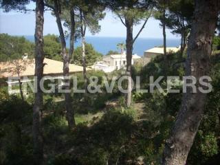 Plot with sea view and construction..