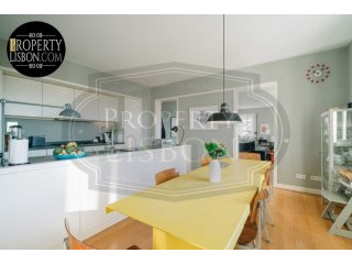 T4+1 Duplex Lisbon Apartment for sale..