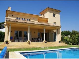 Villa for sale in Nueva Andalucia..