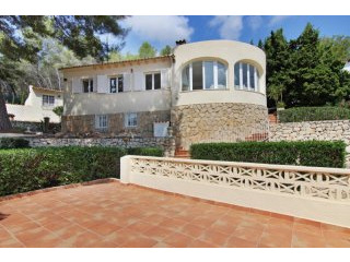 Superb 3-bedroom villa with sea views..