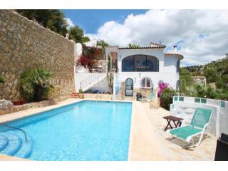 Well priced 4 bedroom villa with sea..