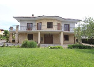 Stunning Villa in Nice Grounds