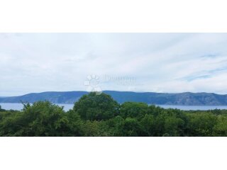GRAD KRK-OKOLICA-GRAĐEVINSKI TEREN S POGLEDOM NA MORE
