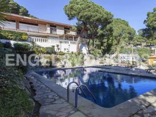 Two separate houses! Premia - Barcelona..