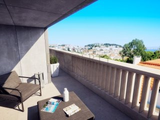 Av Liberdade large botanical apartment..