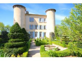 V0960 Delightful 18th century chateau..
