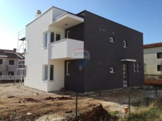 ISTRA,PULA ,Samostojeća kuća modernog izgleda sa dva...