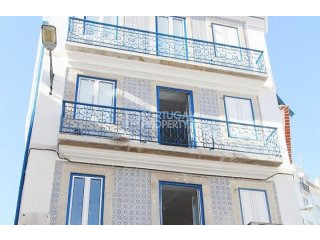 Building nearby Miradouro da Graca..