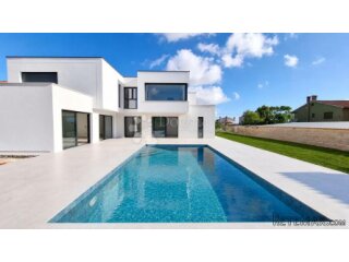 Luksuzna moderna vila s bazenom