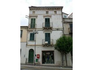 Stunning Palazzo in the center of a..