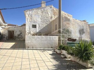 A spacious 3 bed, 1 bath Town House of 160m2 within the..