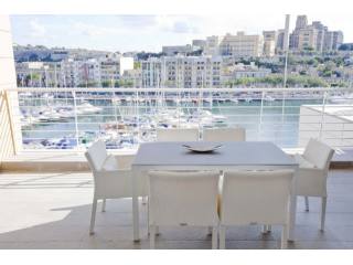 Sophisticated Marina View Apartment