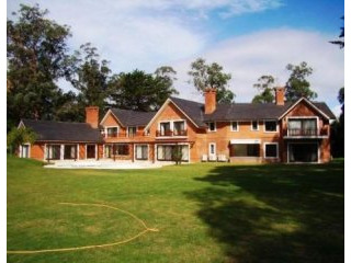 6 Bedroom House - For Rent - Golf